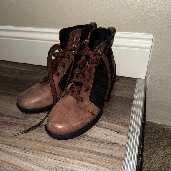 Sorel Women's lace up wedge Boots - Picture 3 of 8